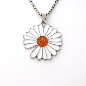 Collana con ciondolo a margherita bianca e catena a scatola d'argento alla moda