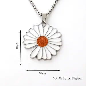 Collana con pendente a margherita in smalto bianco e centro arancione su catena in argento