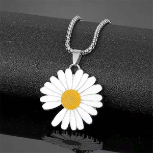 Collana con Ciondolo a Piccola Margherita Moda Coreana in Lega Galvanica Argento Fiore Catena per Maglione Unisex Gioielli Versatili