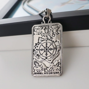 Pendentif rectangulaire carte de tarot Roue de la Fortune avec chaîne en acier argenté