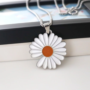 Collana con ciondolo a margherita in argento con petali bianchi ed elegante catena a serpente
