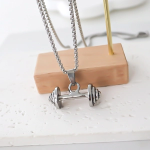 Collier pendentif haltère punk pour homme en acier inoxydable avec chaîne vénitienne