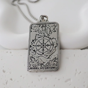 Vue détaillée du pendentif tarot Roue de la Fortune en argent sur pierre blanche