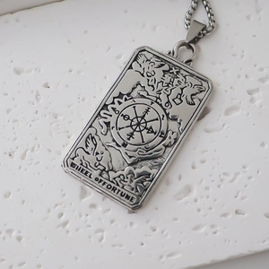 Relief détaillé du pendentif Tarot Roue de la Fortune sur collier de rue argenté minimaliste