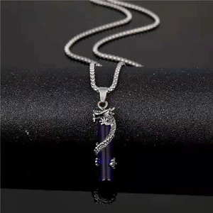 Collier Pendentif Pilier Enveloppé de Dragon en Alliage Vintage Colonne en Résine Bleue Gothic Punk Bijoux Unisexe