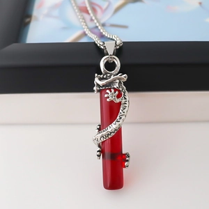 Collana con pendente drago argento con cilindro in resina rossa e catena a corda