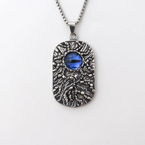 Pendentif punk carré avec œil maléfique bleu et finition argentée vieillie