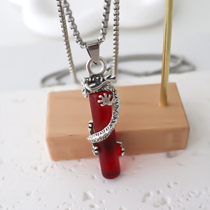 Collana con ciondolo a dragone d'argento su cilindro rosso e catena a maglie