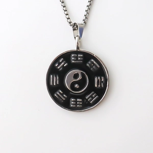 Collier avec pendentif géométrique argenté aux symboles Yin Yang et Bagua