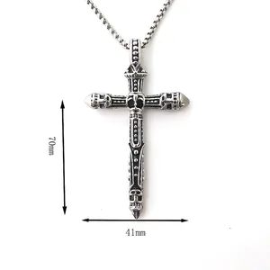 Collier croix gothique avec crâne en acier vintage aux dimensions de 70mm x 41mm