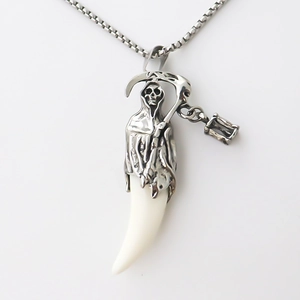Pendentif faucheuse hip-hop avec dent ivoire sur une chaîne en argent de style vintage