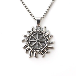 Pendentif roue solaire Kolovrat en acier inoxydable argenté sur chaîne serpent