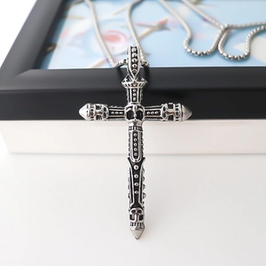 Collier croix gothique en acier inoxydable avec reliefs tête de mort et chaîne