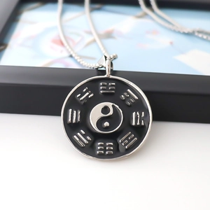 Pendentif Yin Yang Tai Chi en argent avec symboles Bagua sur une chaîne à billes