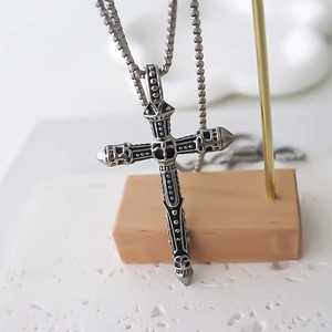 Collier croix gothique en acier inoxydable avec crânes sur support en bois vintage