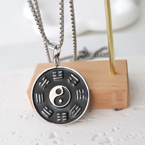 Pendentif Yin Yang Tai Chi avec chaîne boîte argentée et symboles Bagua classiques