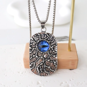 Collier punk en argent avec pendentif ovale en relief et incrustation de gemme bleue