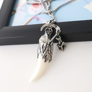 Collier avec pendentif faucheuse et dent de loup argenté style hip hop streetwear