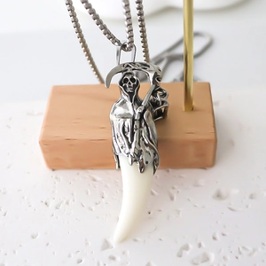 Pendentif faucheuse hip-hop avec dent de loup sur chaîne en acier inoxydable stylé