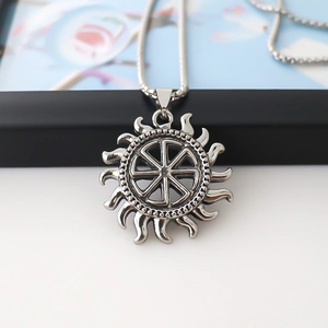 Collier médaillon soleil Kolovrat slave en acier argenté vintage avec chaîne fine
