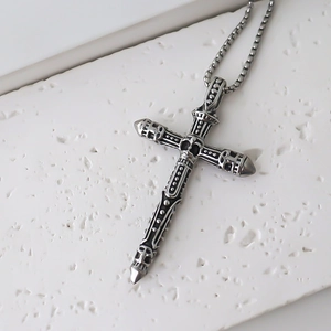 Vue détaillée du pendentif croix gothique avec crâne et finition oxydée vintage