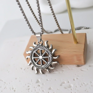 Collier pendentif roue solaire Kolovrat slave avec finition vintage et chaîne à billes