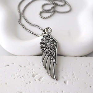 Vintage wing pendant necklace in antique silver finish for hip-hop streetwear fashion look