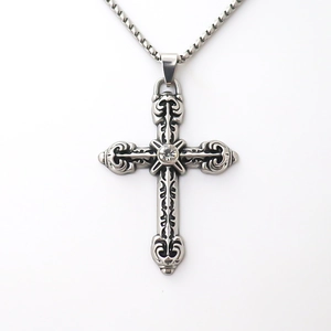Collier avec pendentif croix gothique rétro, cristal central et chaîne gourmette en acier