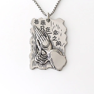 Collier avec pendentif vintage en alliage, écritures chinoises et mains en prière