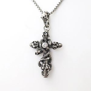 Collier croix argentée rétro gothique avec pendentif serpent et tête de mort
