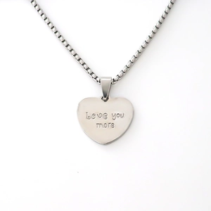 Collier avec pendentif cœur poli gravé Love You More et chaîne box sur fond blanc éclatant
