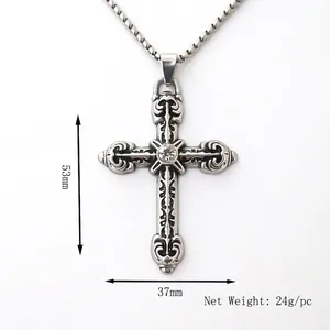 Collier avec pendentif croix rétro punk, motifs floraux gravés et cristal clair au centre