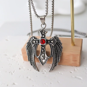 Collier gothique avec pendentif aile de croix en acier inoxydable et strass rouge