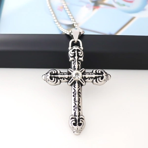 Collier Pendentif Croix Gothique Vintage Alliage Strass Bijoux Punk Rétro pour Hommes Femmes Chaîne de Pull