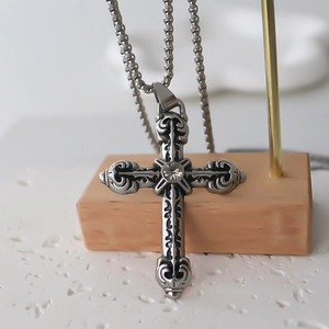 Collier pendentif croix gothique argentée vintage avec cristal central et gravures ciselées