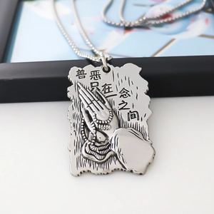 Pendentif vintage en alliage argenté avec mains en prière et calligraphie bouddhiste