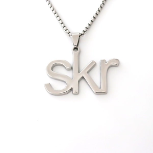 Collar minimalista plateado con colgante de letra SKR y cadena veneciana de estilo moderno