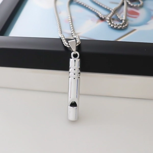 Collier à pendentif sifflet minimaliste en acier inoxydable poli avec chaîne à billes carrées