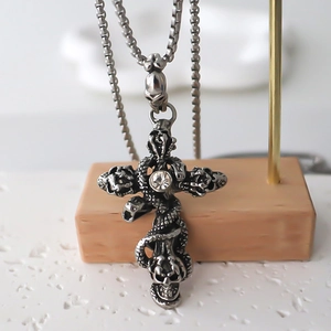Collier croix gothique avec serpent et crâne orné d'une pierre de zircon centrale