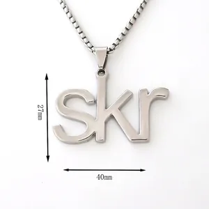Collar con colgante de letra SKR plateado pulido con cadena box de 40mm por 27mm