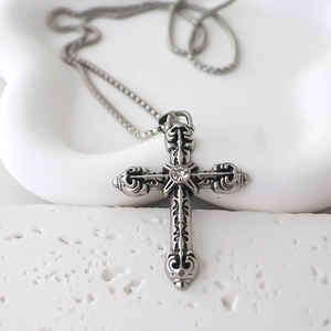 Collier avec pendentif croix gothique rétro aux motifs gravés et cristal central