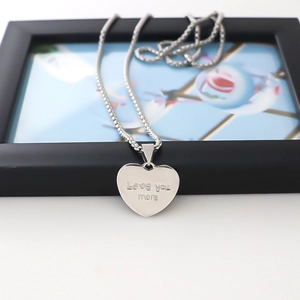 Collier avec pendentif cœur argenté gravé Love you more et chaîne élégante
