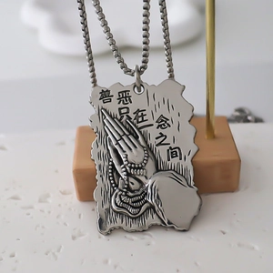 Pendentif rectangulaire en alliage argenté avec mains en prière et calligraphie