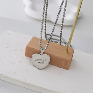 Collier avec pendentif cœur gravé Love you more sur une chaîne maille vénitienne