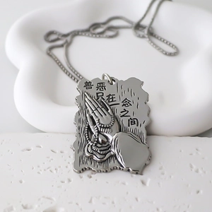 Vue détaillée du pendentif en alliage avec mains en prière et calligraphie