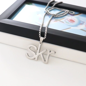 Collar con colgante de letra SKr de plata minimalista con cadena box estilo hip-hop