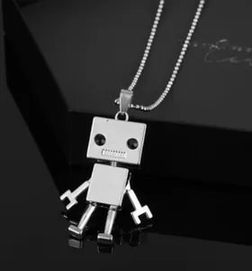 Macro del ciondolo robot argento con occhi in gemma nera su catena in acciaio inox