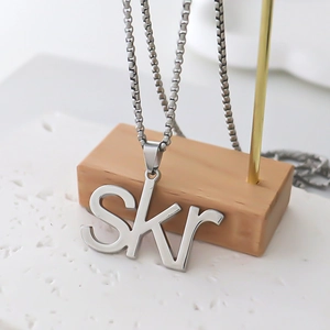 Collar con colgante de letras SKr minimalista en plata con cadena de caja elegante