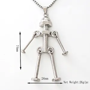 Pendentif robot punk industriel en acier inoxydable avec collier sur fond blanc épuré