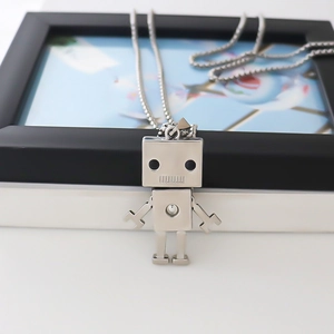 Collana con ciondolo a forma di robot argento con testa quadrata e catena lunga